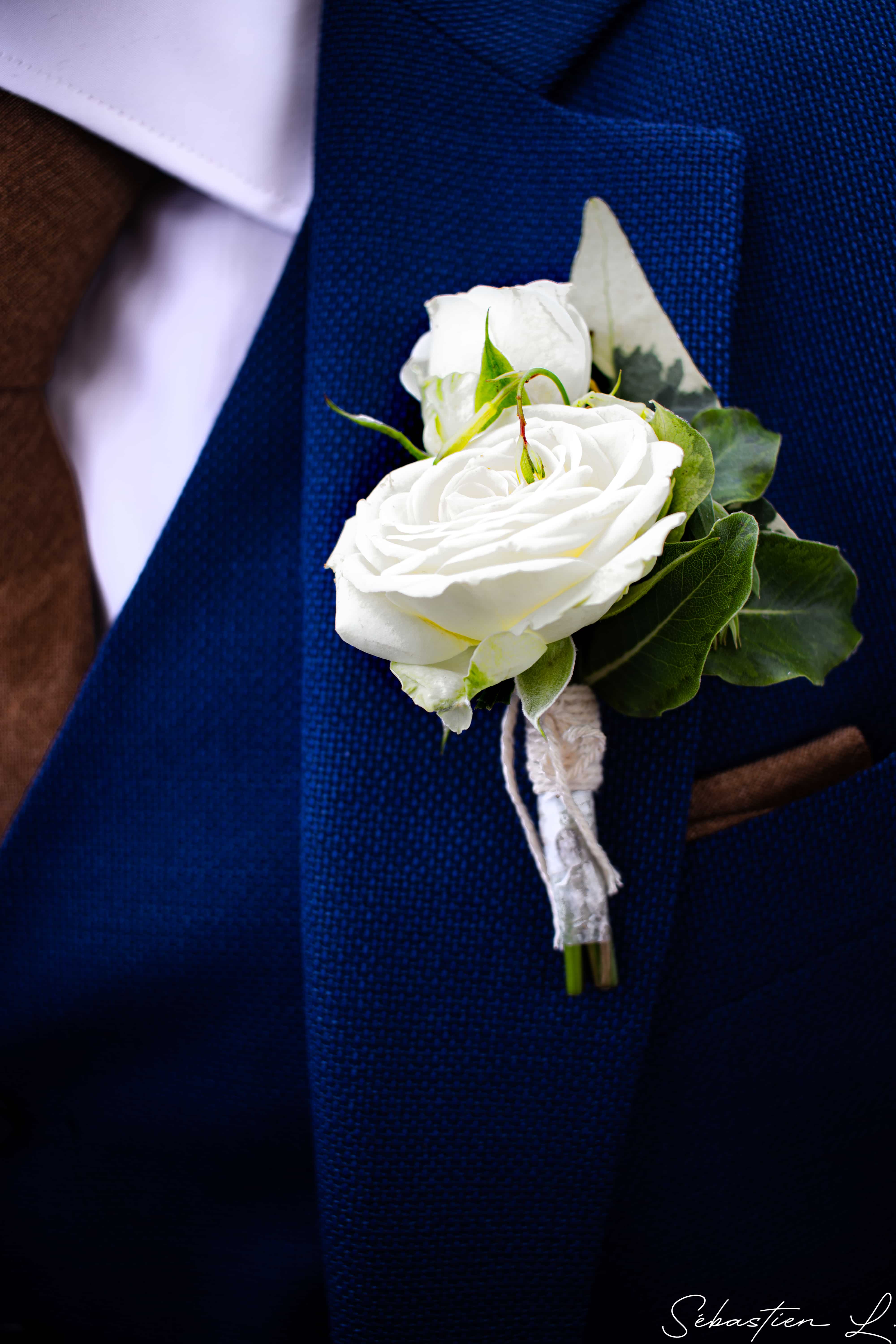 Costume de marié avec rose en boutonnière Costume de marié avec rose en boutonnière